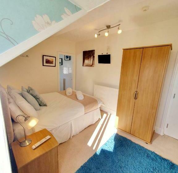 بنسيون Cleave Court Guest House