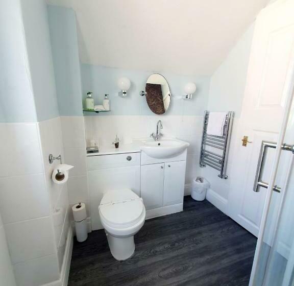 بنسيون Cleave Court Guest House