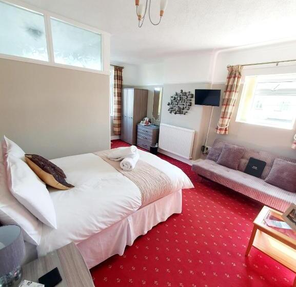 بنسيون Cleave Court Guest House