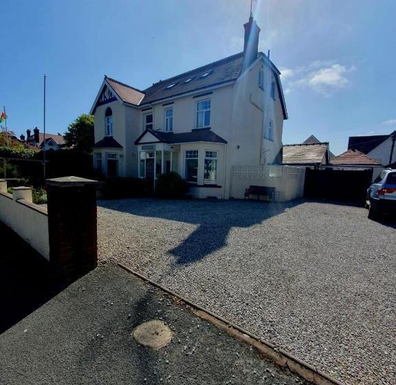 بنسيون Cleave Court Guest House