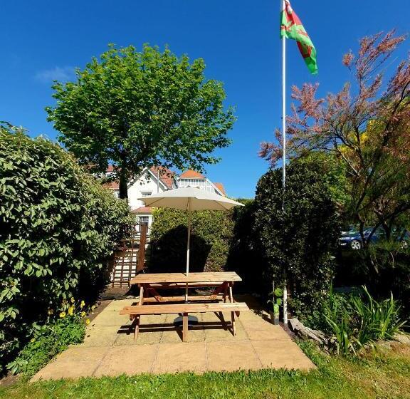 بنسيون Cleave Court Guest House