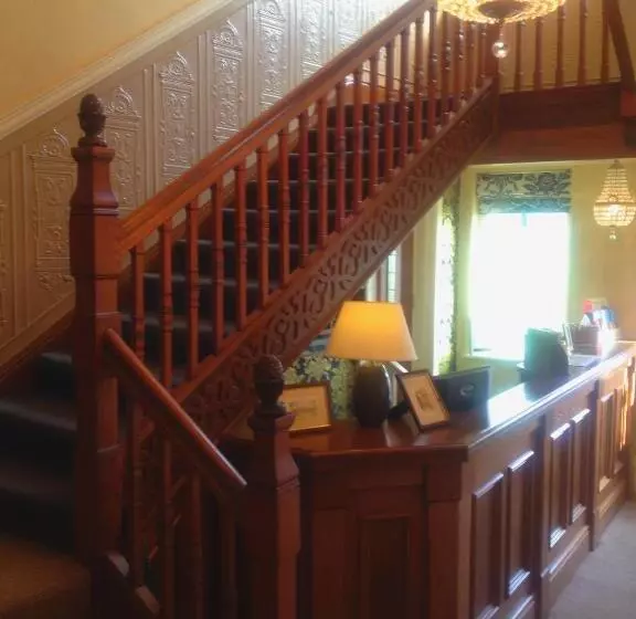 Majatalo Monsal Head