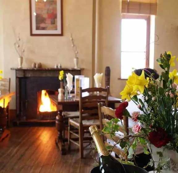 Majatalo Monsal Head