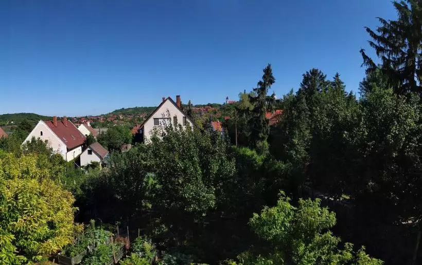 پانسیون András Nádfedeles Vendégház
