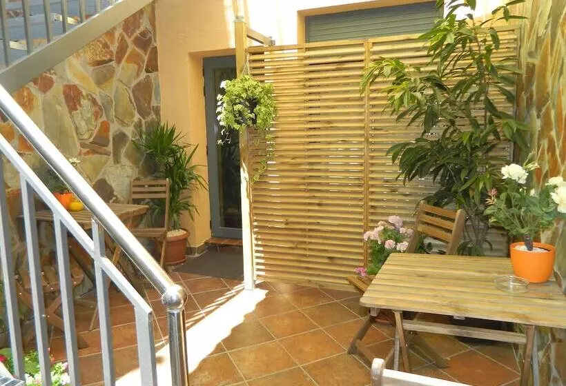 پانسیون Hostal House