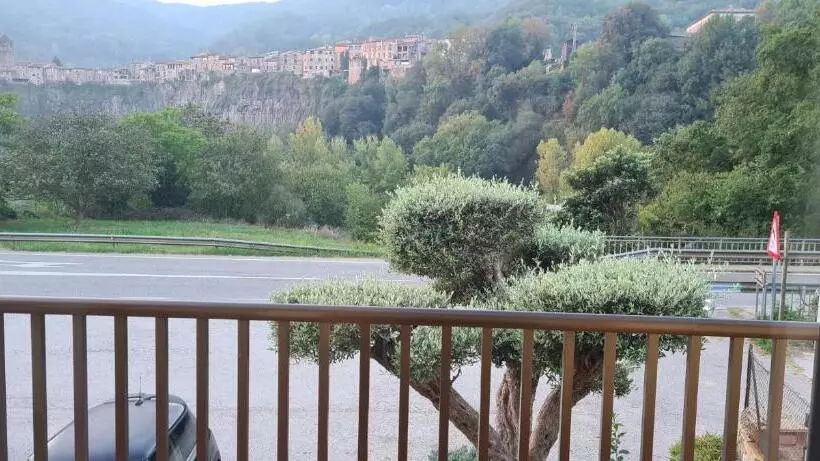 Majatalo Hostal Mont Rock