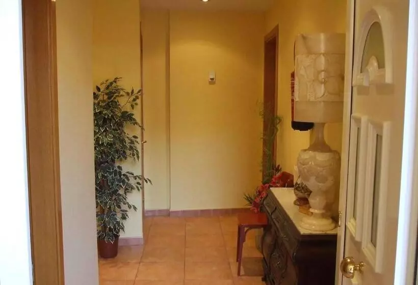 Majatalo Hostal Mont Rock