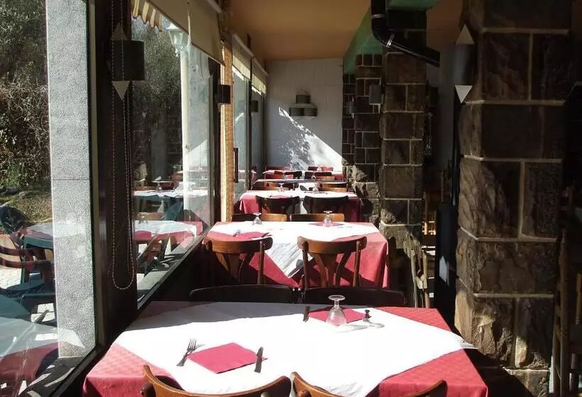 Majatalo Hostal Mont Rock