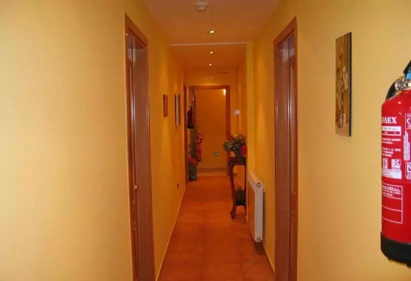 Majatalo Hostal Mont Rock