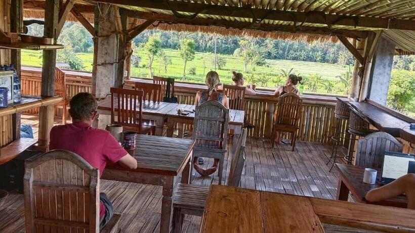 ペンション Amed Stop Inn Homestay, Rooftop Restaurant And Bar