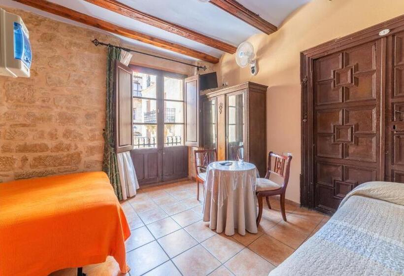 پانسیون Fonda La Plaza