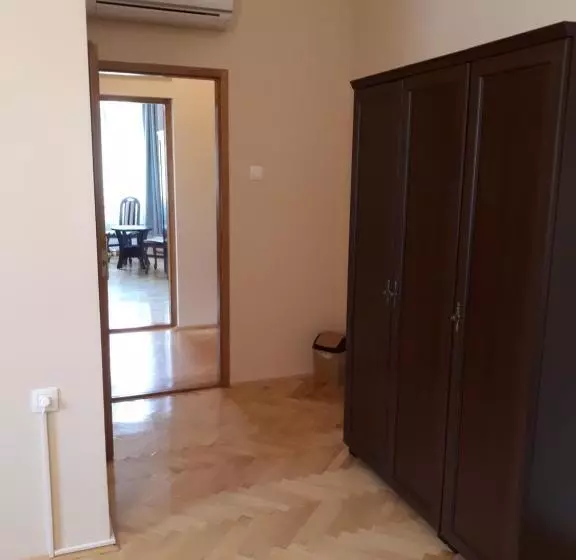 ペンション Csanabella House