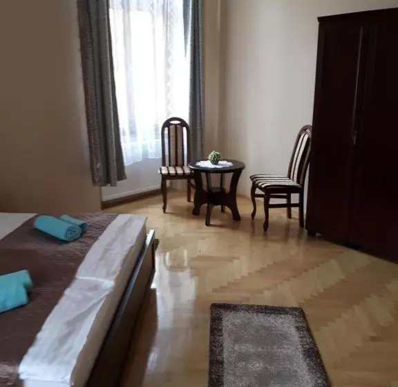 ペンション Csanabella House