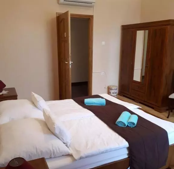 ペンション Csanabella House