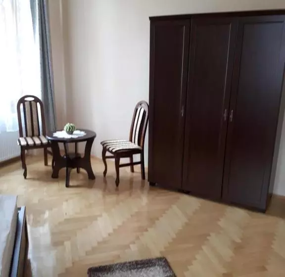 ペンション Csanabella House