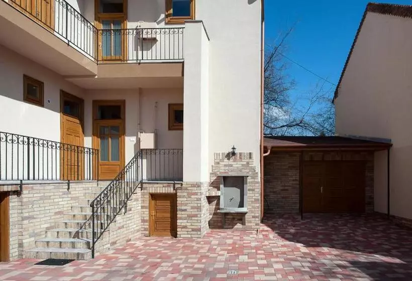 ペンション Csanabella House