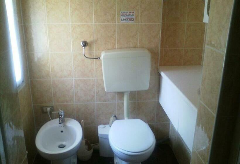 پانسیون Villa Montrona Rr