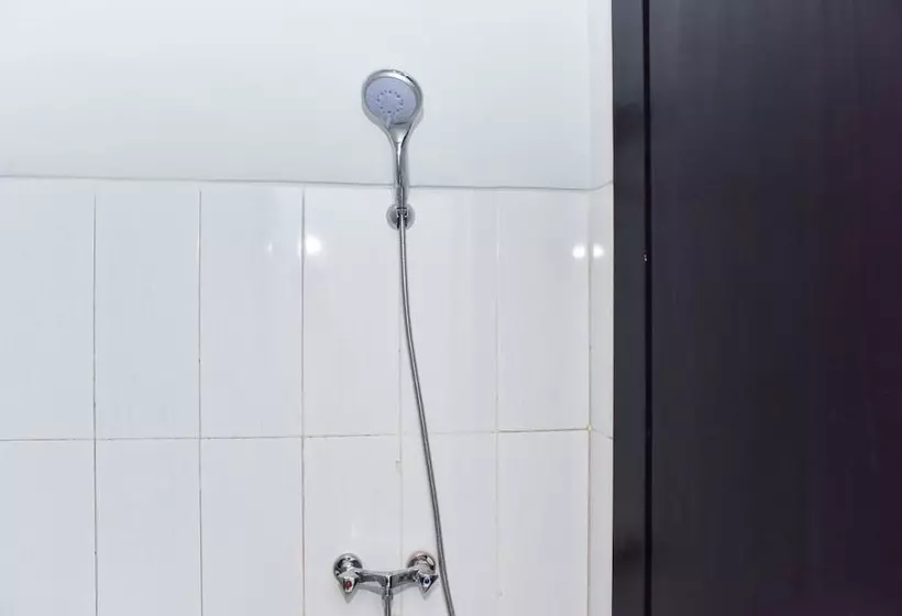 Majatalo Reddoorz Plus Near Malang Town Square