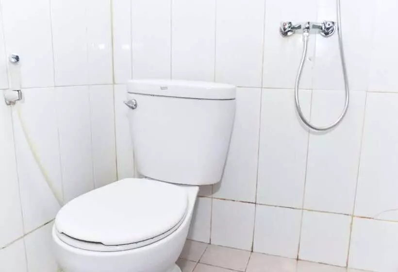 Majatalo Reddoorz Plus Near Malang Town Square