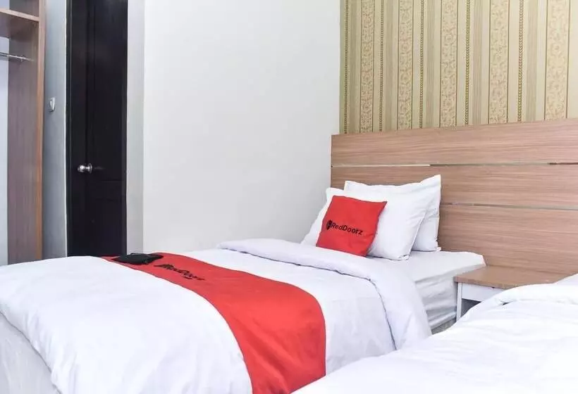 Majatalo Reddoorz Plus Near Malang Town Square