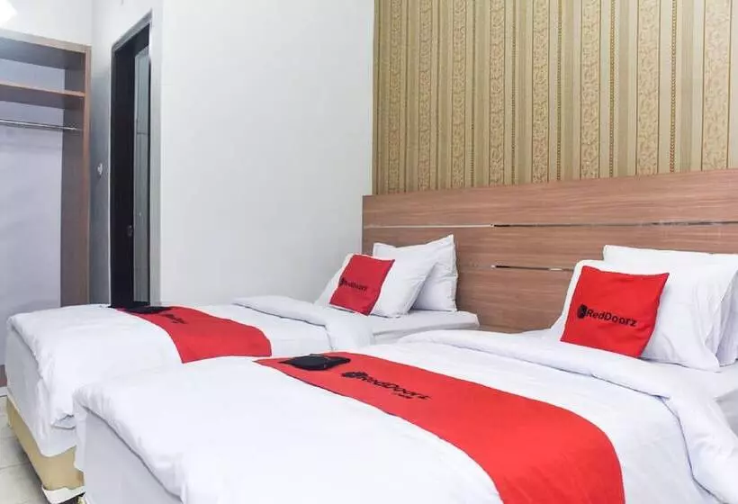 Majatalo Reddoorz Plus Near Malang Town Square