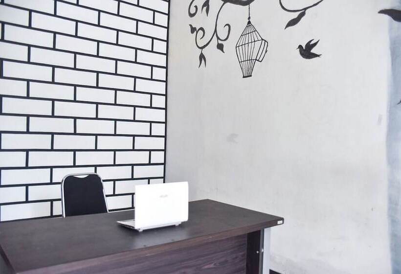 بنسيون Reddoorz Plus Near Malang Town Square