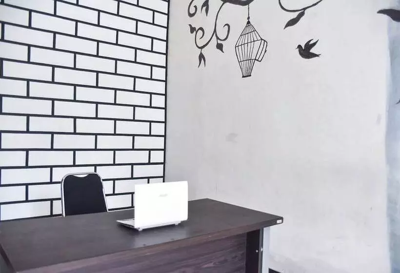 Majatalo Reddoorz Plus Near Malang Town Square