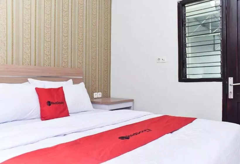Majatalo Reddoorz Plus Near Malang Town Square