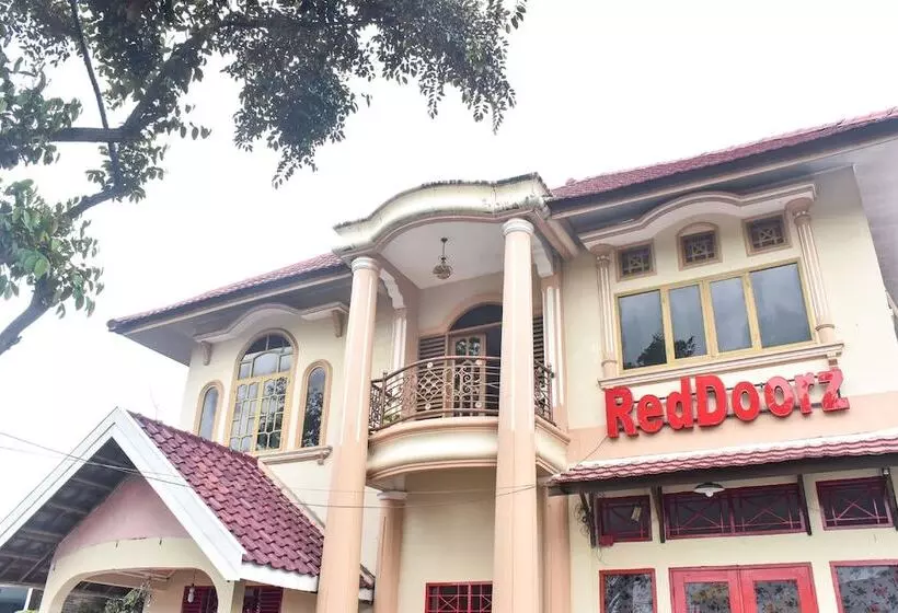 ホテル Reddoorz Near Sultan Hasanuddin Airport 2