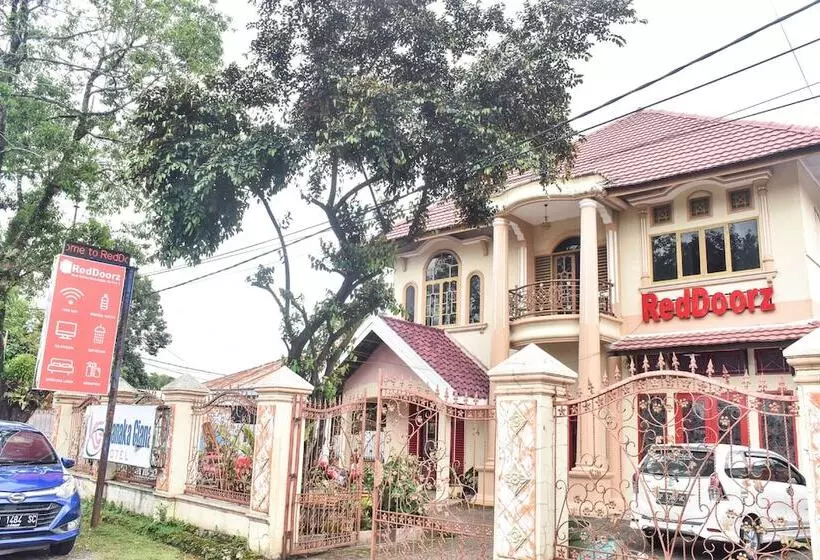 ホテル Reddoorz Near Sultan Hasanuddin Airport 2