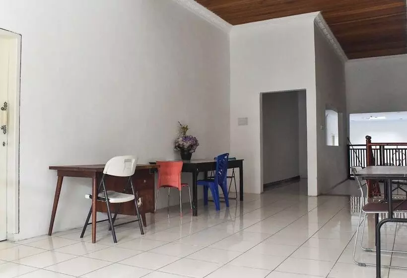 ホテル Reddoorz Near Sultan Hasanuddin Airport 2