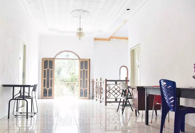 ホテル Reddoorz Near Sultan Hasanuddin Airport 2