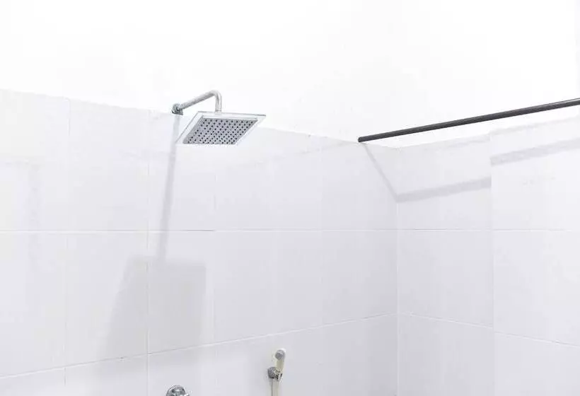 ホテル Reddoorz Near Sultan Hasanuddin Airport 2