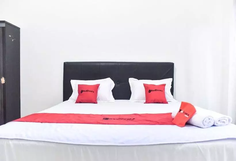 ホテル Reddoorz Near Sultan Hasanuddin Airport 2