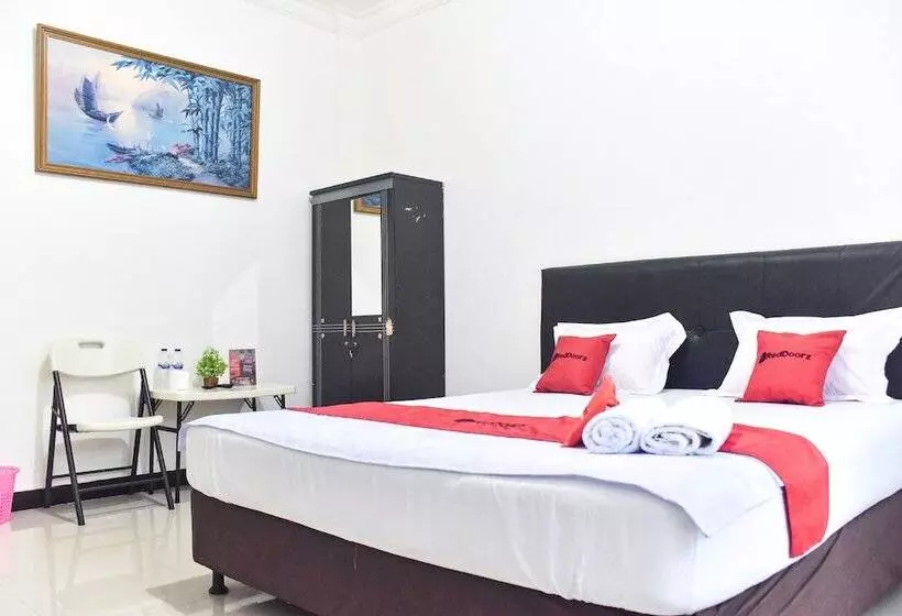 ホテル Reddoorz Near Sultan Hasanuddin Airport 2