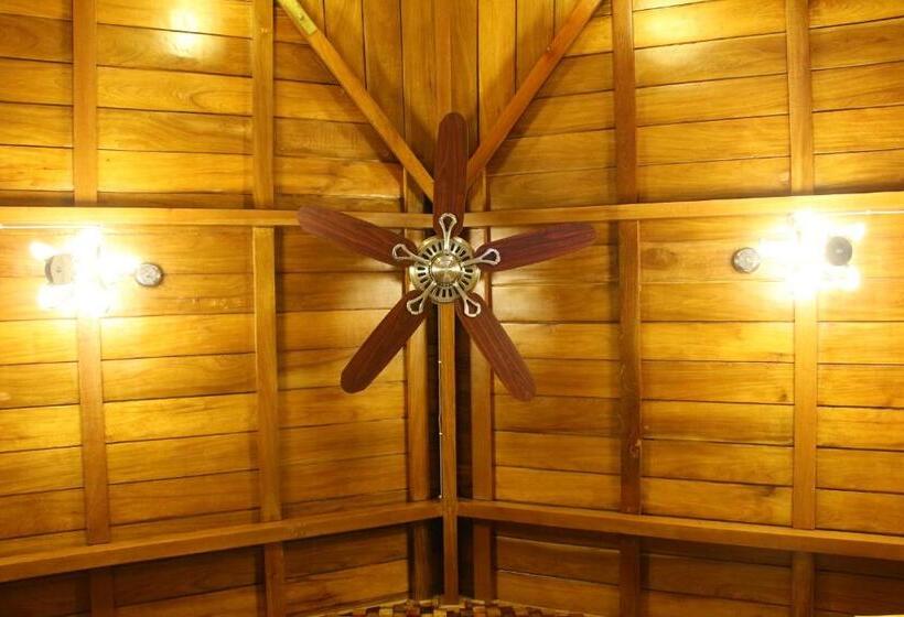 هتل Rainforest Resort