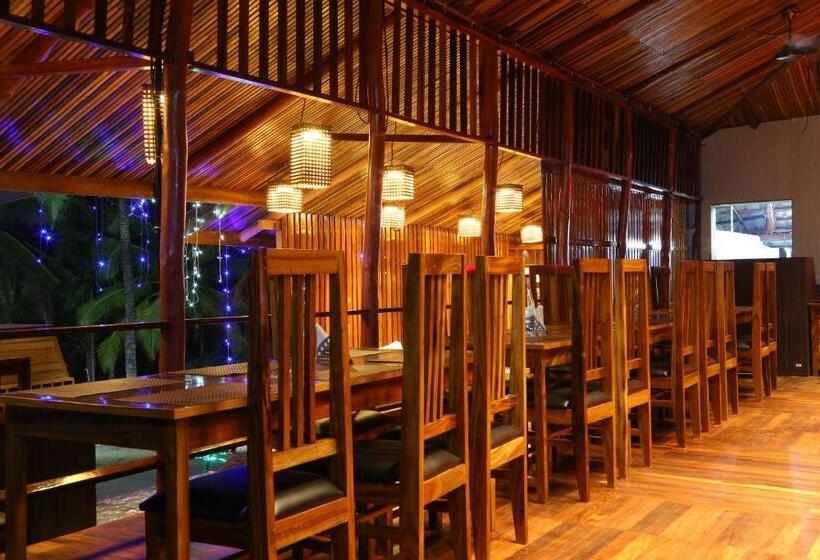 هتل Rainforest Resort