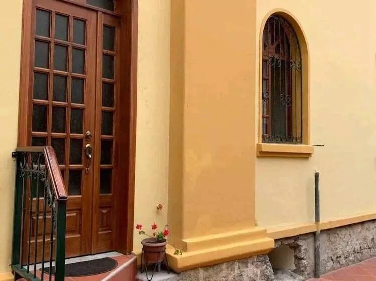 پانسیون Hostal Volunteer House