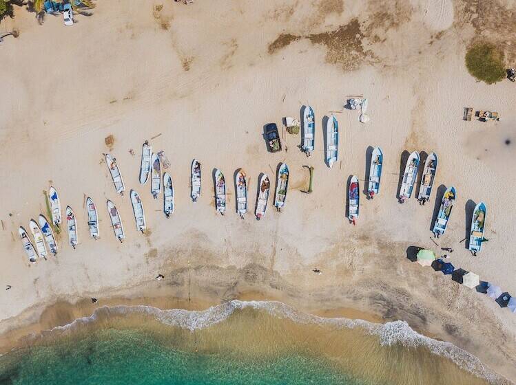 پانسیون Nomad Beach House   Hostel