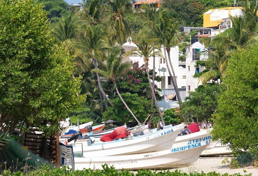 پانسیون Nomad Beach House   Hostel