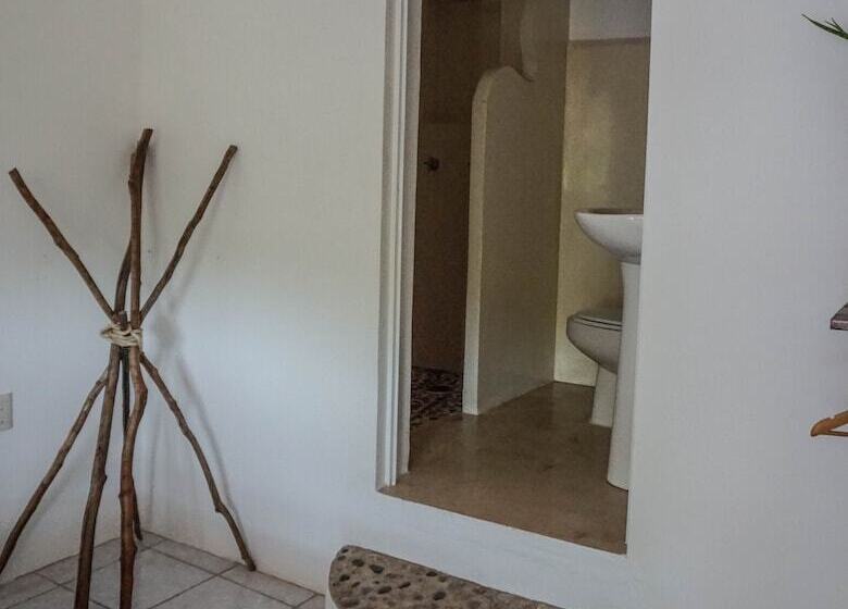 پانسیون Nomad Beach House   Hostel