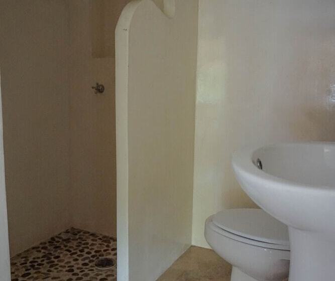 پانسیون Nomad Beach House   Hostel