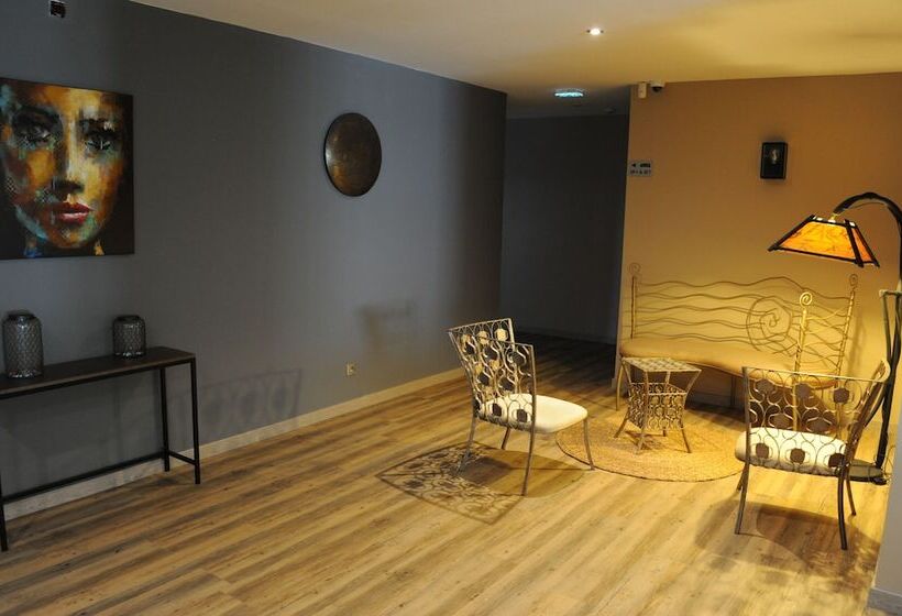 Hotel L Ange De La Vallee