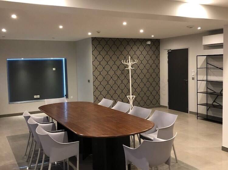 Hotel L Ange De La Vallee