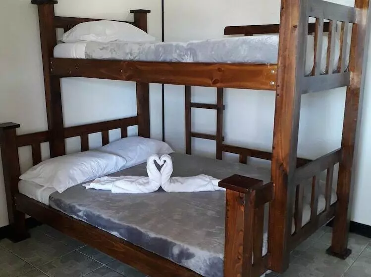 پانسیون Hostel California