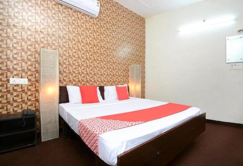 호텔 Oyo 33024 Urban Guest House