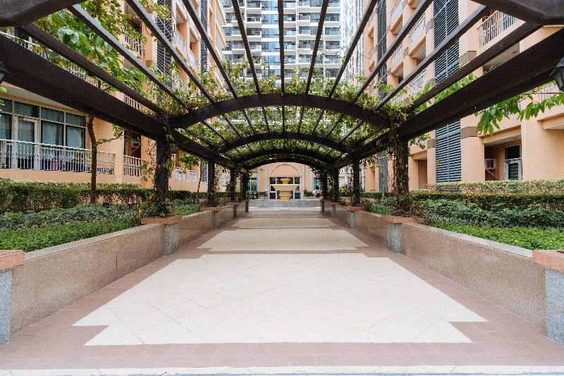 Hotel Reddoorz Premium @ Venice Luxury Bgc 1