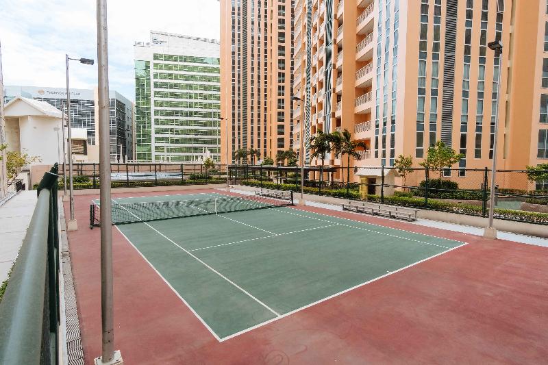 Hotel Reddoorz Premium @ Venice Luxury Bgc 1