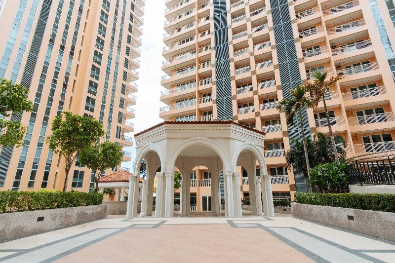 Hotel Reddoorz Premium @ Venice Luxury Bgc 1