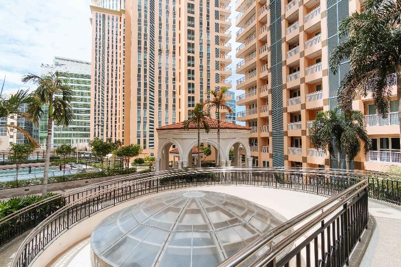 Hotel Reddoorz Premium @ Venice Luxury Bgc 1